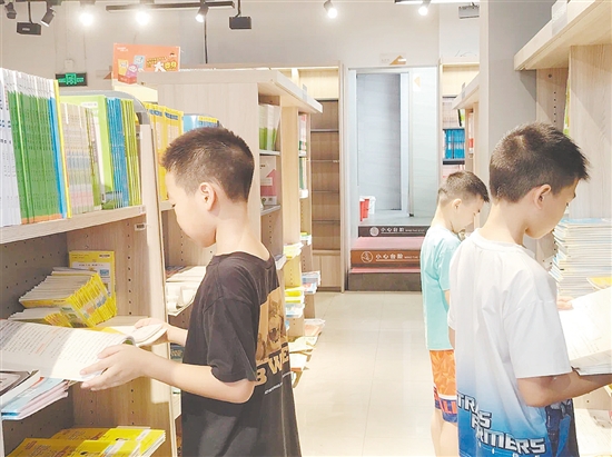 学生在选购辅导书。 学生在选购辅导书。