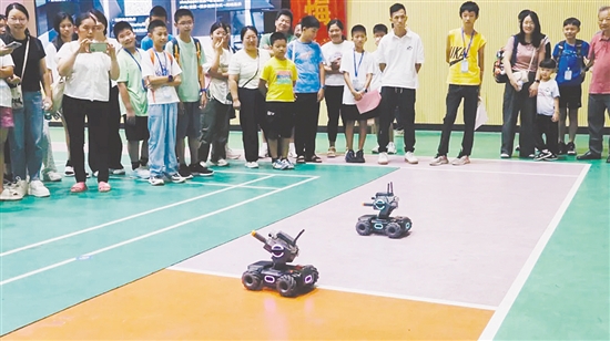 师生们近距离感受科技魅力。 师生们近距离感受科技魅力。