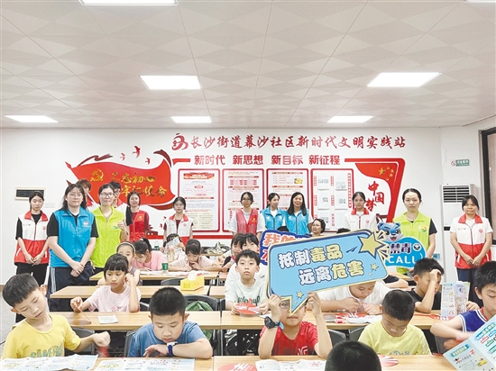 禁毒社工走进社区开展禁毒宣传活动。 禁毒社工走进社区开展禁毒宣传活动。