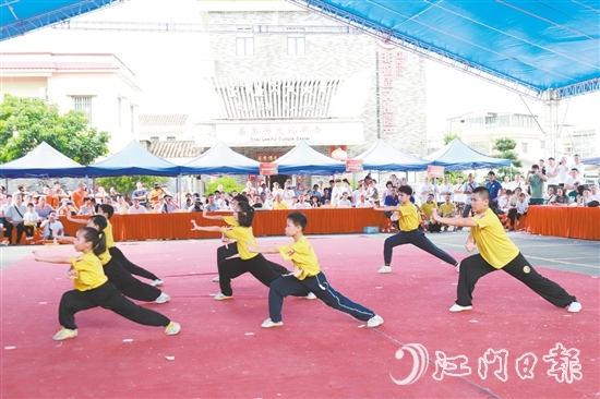 各地武术会馆蔡李佛弟子上台展示武艺，一招一式行云流水。