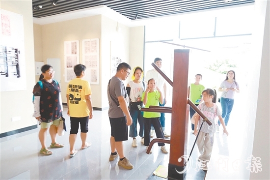 在蔡李佛国际传承中心，群众感受蔡李佛文化。