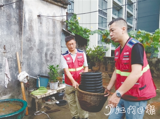 社区网格员帮忙搬走杂物。