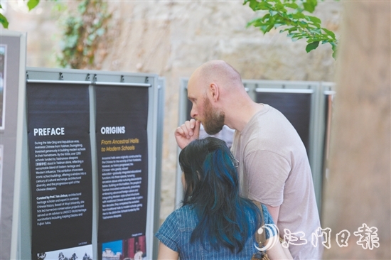 台山侨捐学校展览吸引外国观众参观。 台山侨捐学校展览吸引外国观众参观。
