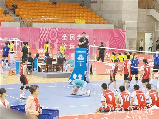 赛场上,来自江门职业技术学院的“小海豚”志愿者为比赛护航。 赛场上,来自江门职业技术学院的“小海豚”志愿者为比赛护航。