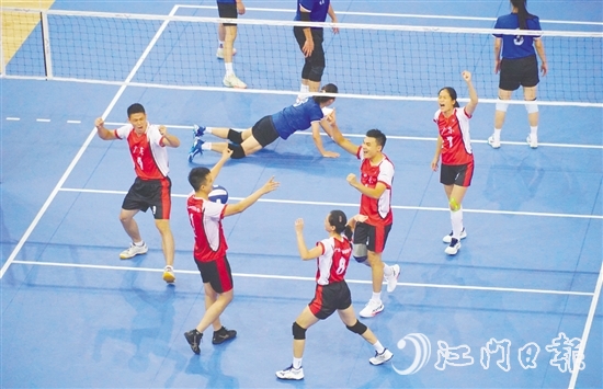 球员庆祝胜利时刻。 球员庆祝胜利时刻。