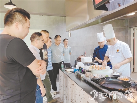 名厨云集,研发“台山鮸”创新菜品,引来食客关注。 名厨云集,研发“台山鮸”创新菜品,引来食客关注。
