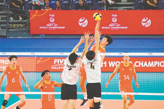 中国队在比赛中展现出极强的韧性，最终以3：2战胜日本队挺进八强。