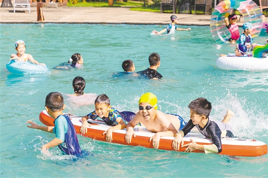 夏令营中，孩子们玩水嬉戏。