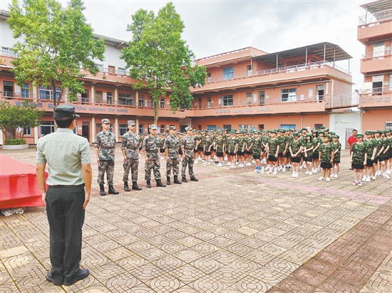 台山市怡霖学校通过开展国防教育训练,帮助学生“收心”。 台山市怡霖学校通过开展国防教育训练,帮助学生“收心”。