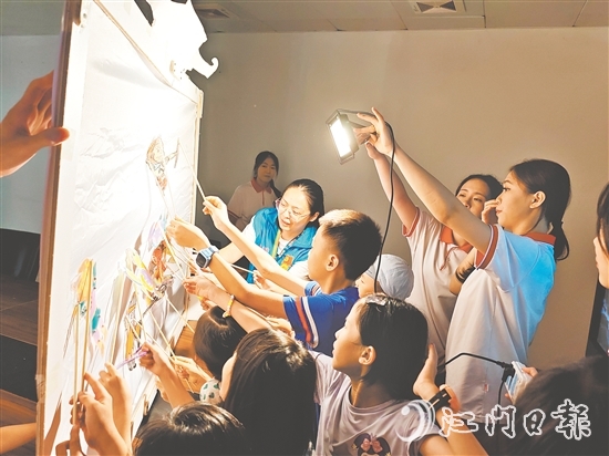 在白沙街道花园社区举办的皮影戏主题非遗体验营,孩子们通过动手体验感受传统文化魅力。 在白沙街道花园社区举办的皮影戏主题非遗体验营,孩子们通过动手体验感受传统文化魅力。