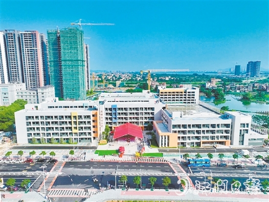 鹤山把教育作为重要民生工程来抓，大力推进中小学校新（改、扩）建工程。图为鹤山市源林初心小学。