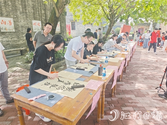 参赛选手沉着运笔、各展所长，楷行隶篆诸体皆备，一幅幅作品笔法端正、气韵生动。