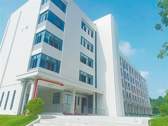 共和镇共和中学新宿舍楼将在今年秋季新学期开学时投入使用。