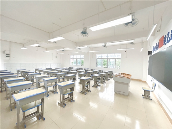 鹤山一中附属中学本部校区的教室配备了触控一体机、护眼照明灯以及崭新的课桌椅等基础设施，为学生提供良好的学习环境。