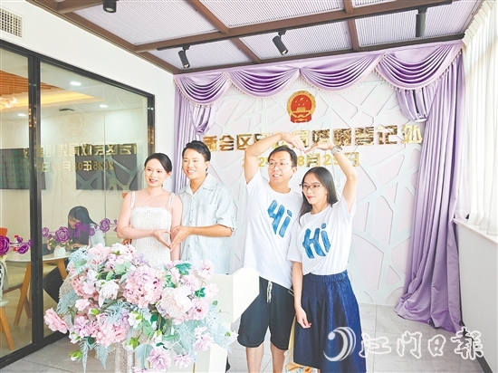 新人们在颁证大厅合影留念。