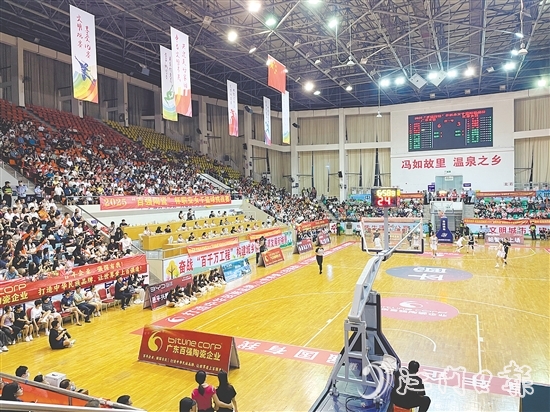 有业内人士表示,女篮赛事的火爆体现了“粉丝经济”的崛起。 有业内人士表示,女篮赛事的火爆体现了“粉丝经济”的崛起。