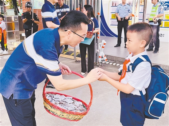 方之武为学生送上一份特殊的“本草萌新成长礼包”。 方之武为学生送上一份特殊的“本草萌新成长礼包”。