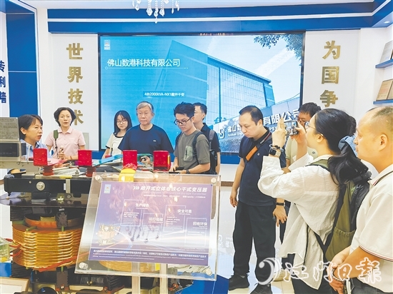 媒体记者、专家学者深入企业采访调研，感受开平科技企业的魅力。