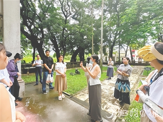 学员们走进景区,学习示范讲解。 学员们走进景区,学习示范讲解。