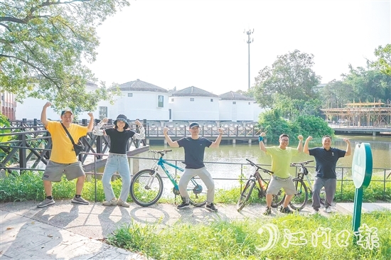 塘口墟社区组织年轻人开展环圩骑行活动。
