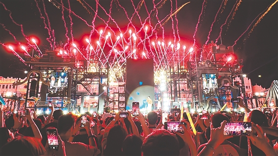 赤坎华侨古镇举行夏日焰火音乐会,吸引众多游客观看。 赤坎华侨古镇举行夏日焰火音乐会,吸引众多游客观看。