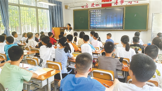 开平市第一中学七年级新生在上第一节课。