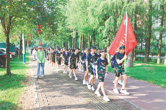 金山中学七年级学子进行国防教育训练。 金山中学七年级学子进行国防教育训练。