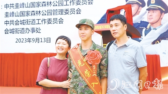 入伍近两年来，黄壹舟与父母只见过一面。