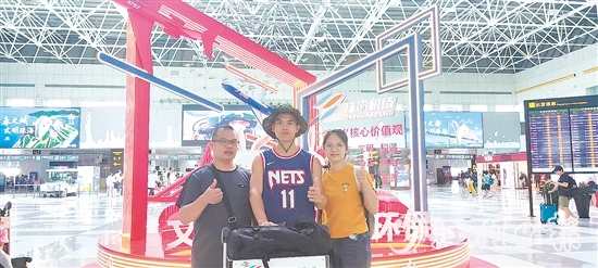 2023年夏天，父亲、姐姐送彭涛前往军校入学。