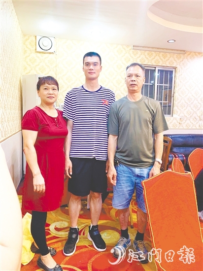 父母是周振君最坚强的后盾，支持他在部队好好干，争取再立新功。