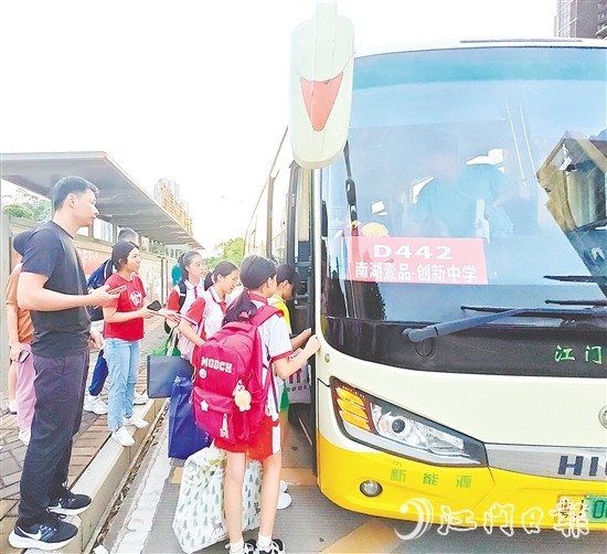 创新中学线路开通首日，共有40余名学生体验了服务。