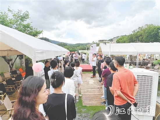 新会区、蓬江区联合举办“会聚良缘‘虾’日恋曲”活动。