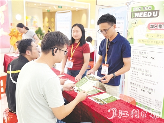 活动通过“商圈设摊”的创新模式,为求职者提供“零距离”就业服务。 活动通过“商圈设摊”的创新模式,为求职者提供“零距离”就业服务。