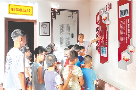 崖门镇优秀“五老”代表杨荣超为孩子们介绍旺冲军民抗日事迹。