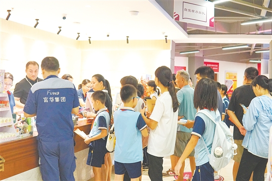 台山市新华书店内人头攒动,收银台前挤满了学生和家长。 台山市新华书店内人头攒动,收银台前挤满了学生和家长。