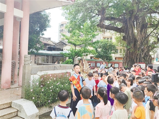 “学宫宣讲员”为新生讲述学校的历史。