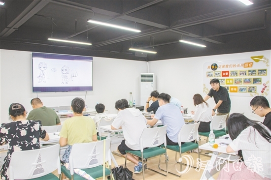 蓬江文明(青年)夜校精心设计了漫画等多类课程,助力青年培养兴趣爱好。 蓬江文明(青年)夜校精心设计了漫画等多类课程,助力青年培养兴趣爱好。