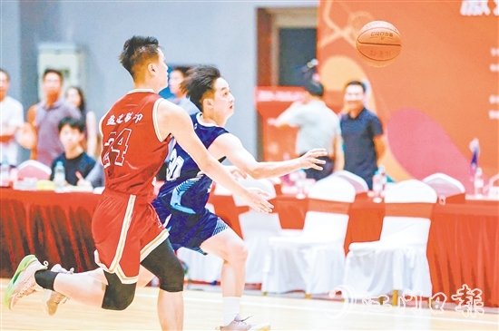 球员在场上敢打敢拼。 球员在场上敢打敢拼。