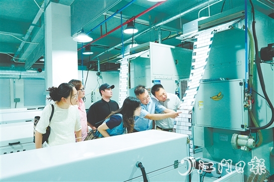江门企业家研修班学员参观恒健实业智能生产线。