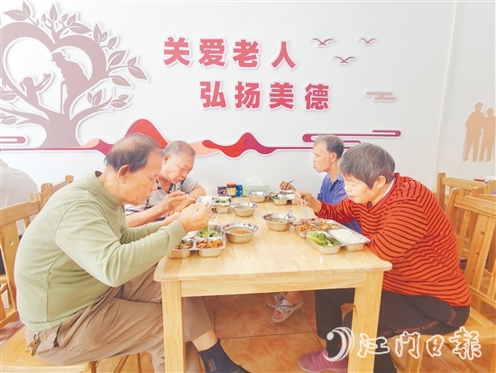 鹤山做好老年助餐工作，为老年人提供健康实惠的餐食。