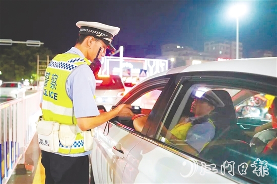 在重点路段、重要路口，鹤山市公安局科学布设临时卡点，对过往车辆实施精准盘查。