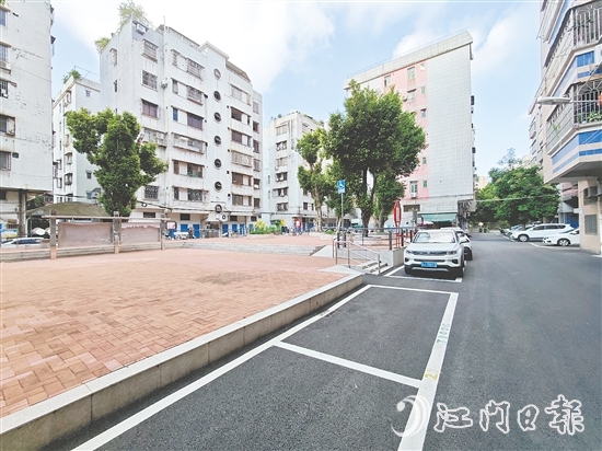 在屏苑一区，沥青道路走起来平坦舒适。