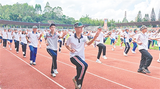 鹤山一中于9月1日至7日开展军训，高一新生跟随教官学习军体拳、警卫拳的动作要领。