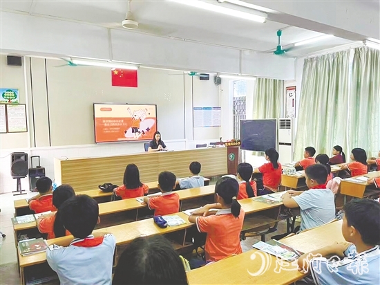 法官化身“法治副校长”,为师生们送上生动的“法治第一课”。 法官化身“法治副校长”,为师生们送上生动的“法治第一课”。