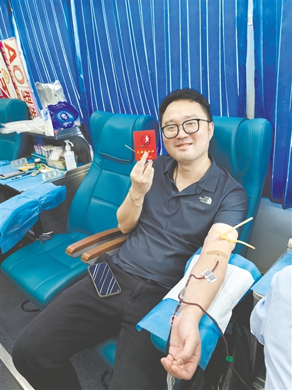 职工干部积极参与献血。 职工干部积极参与献血。