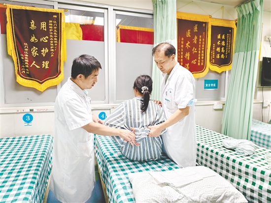 医生对患者进行治疗。 医生对患者进行治疗。