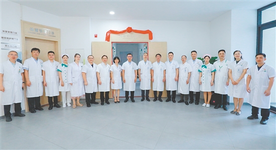 江门市人民医院内分泌科一体化门诊开设在综合楼一楼。 江门市人民医院内分泌科一体化门诊开设在综合楼一楼。