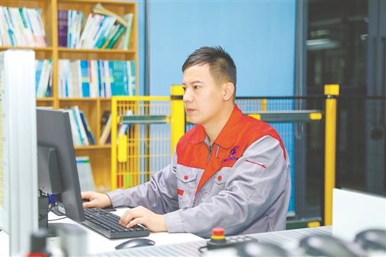 刘锐杰在钻研技术。 刘锐杰在钻研技术。