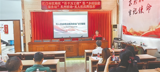 谢俊文在授课。 谢俊文在授课。