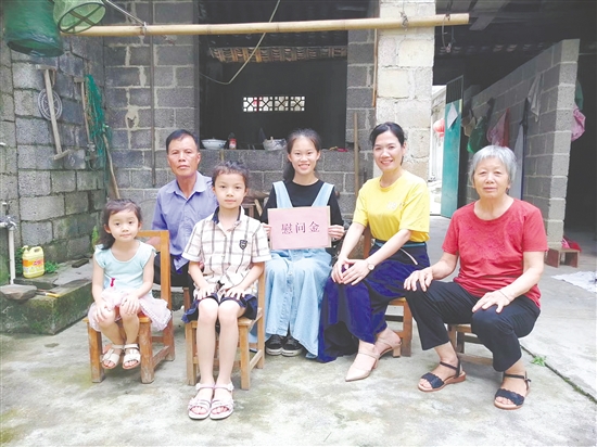 支教期间的岑转娣（右2）。